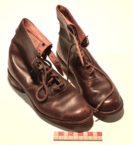 878254 Afbeelding van een paar halfhoge bruine lederen herenschoenen, maat 38, uit de objectencollectie van het ...